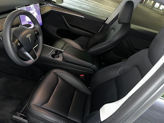 Tesla Model Y 13 of 18