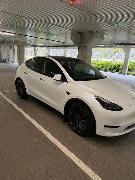 Tesla Model Y 9 of 18