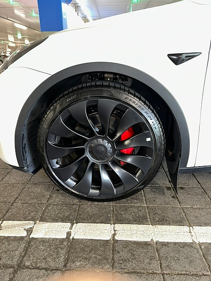 Tesla Model Y 17 of 18