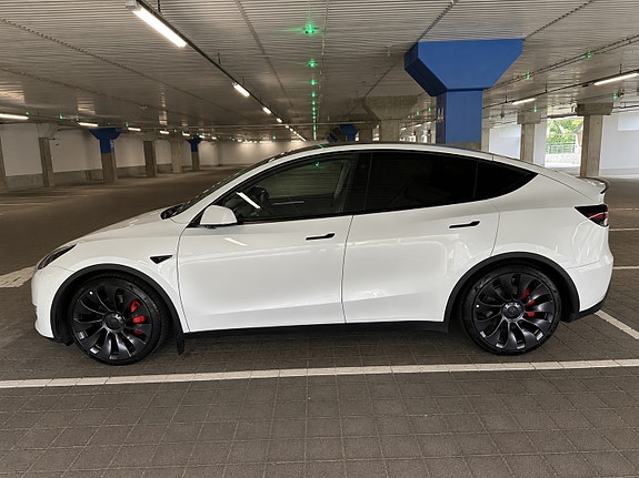 Tesla Model Y 4 of 18