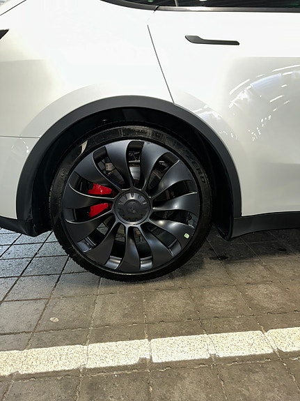 Tesla Model Y 15 of 18