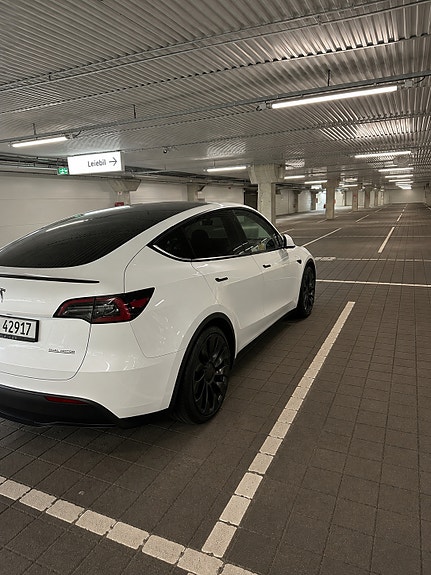 Tesla Model Y 7 of 18