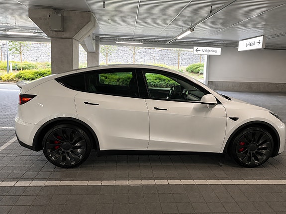Tesla Model Y 8 of 18