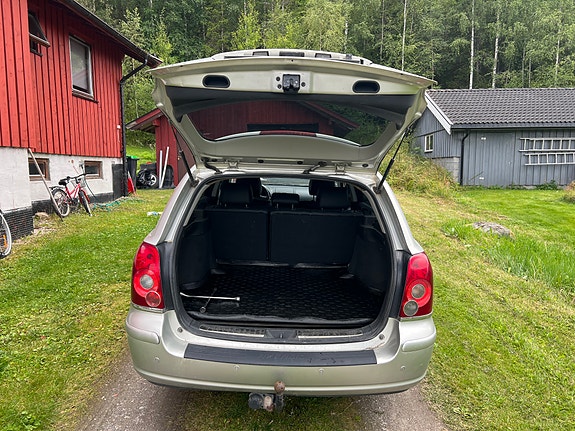 Toyota Avensis 2 of 9