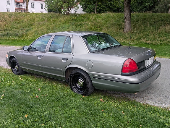 Ford Crown Victoria 5 of 25