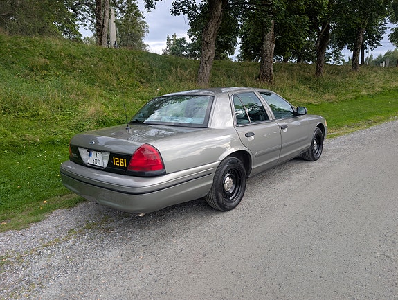 Ford Crown Victoria 10 of 25