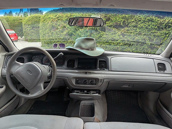 Ford Crown Victoria 13 of 25