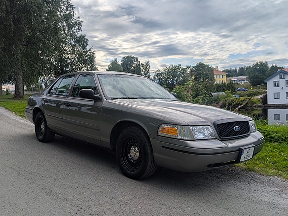 Ford Crown Victoria 2 of 25