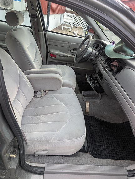 Ford Crown Victoria 16 of 25