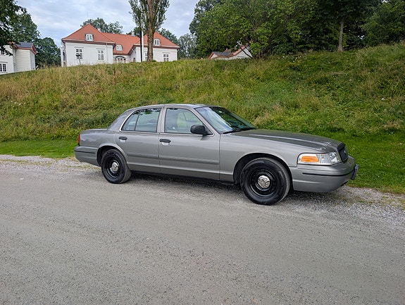 Ford Crown Victoria 9 of 25