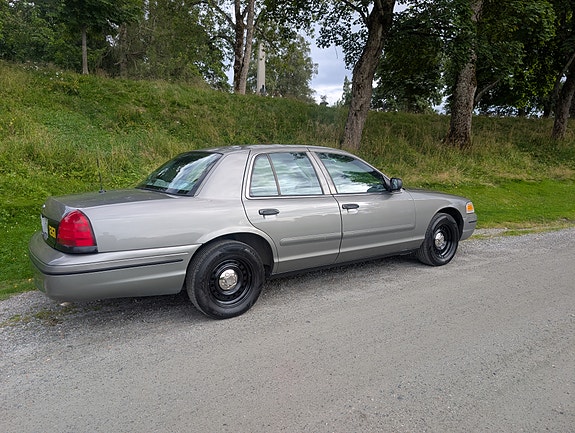 Ford Crown Victoria 8 of 25