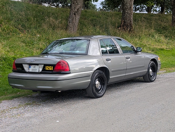 Ford Crown Victoria 4 of 25