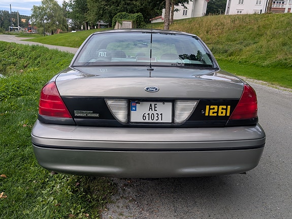 Ford Crown Victoria 3 of 25