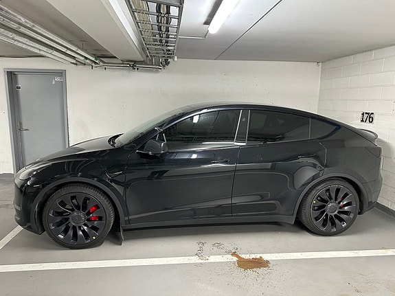 Tesla Model Y 2 of 7