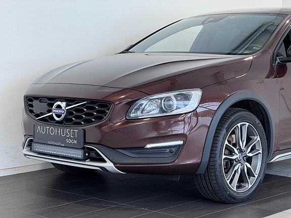 Volvo S60 Cross Country 2 of 30