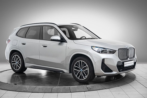 BMW iX1 7 of 26