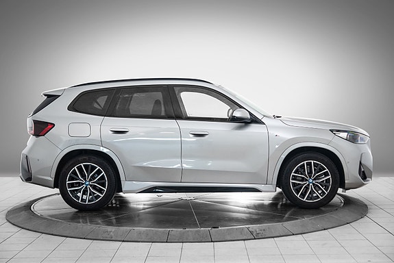 BMW iX1 6 of 26