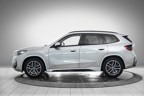 BMW iX1 2 of 26
