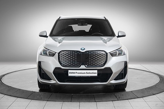 BMW iX1 8 of 26