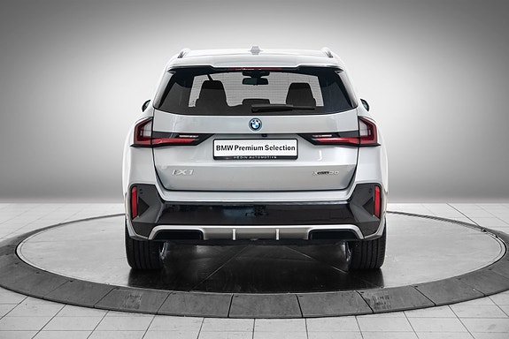 BMW iX1 4 of 26