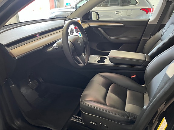 Tesla Model Y 9 of 19