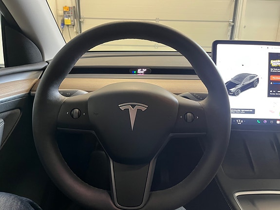 Tesla Model Y 11 of 19
