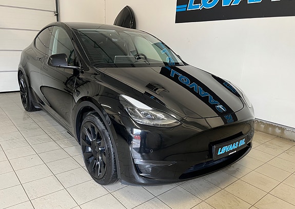 Tesla Model Y 8 of 19
