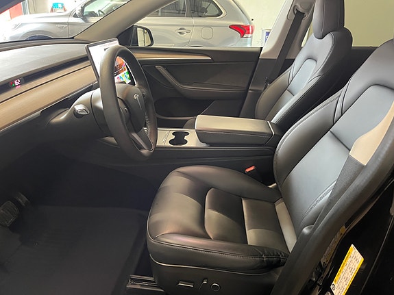 Tesla Model Y 10 of 19