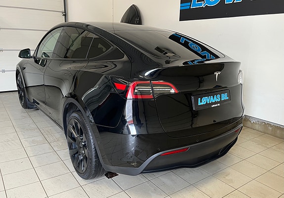 Tesla Model Y 4 of 19
