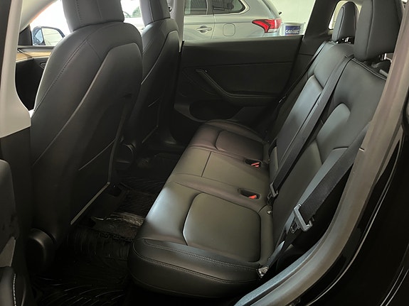 Tesla Model Y 18 of 19