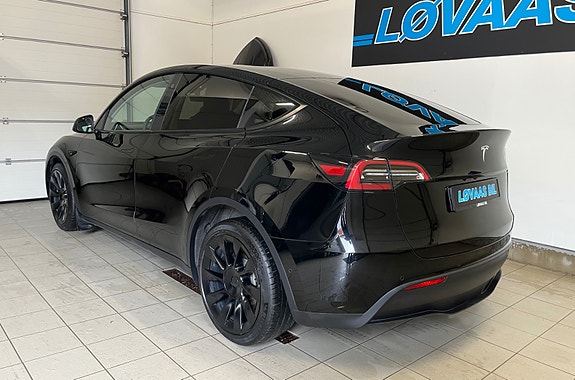 Tesla Model Y 3 of 19