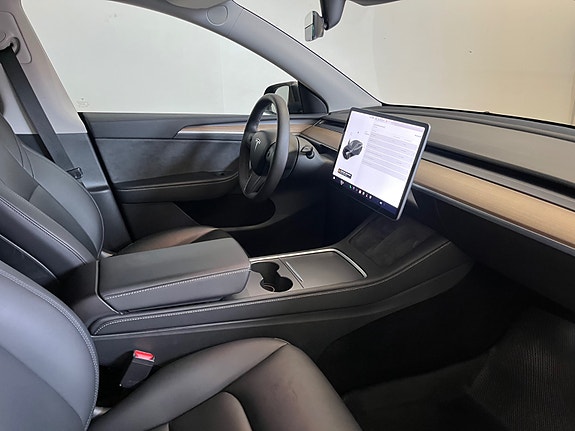 Tesla Model Y 16 of 19