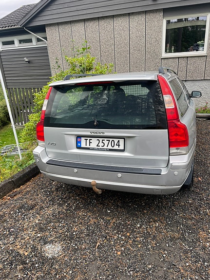 Volvo V70 2 of 9