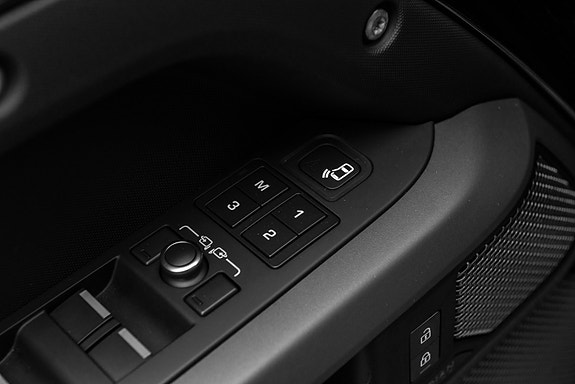 Land Rover Defender 110 14 of 30