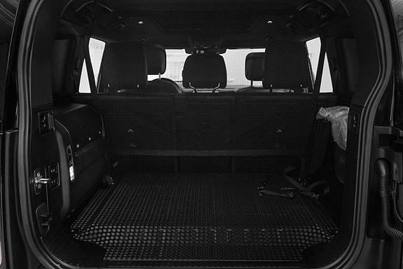 Land Rover Defender 110 28 of 30
