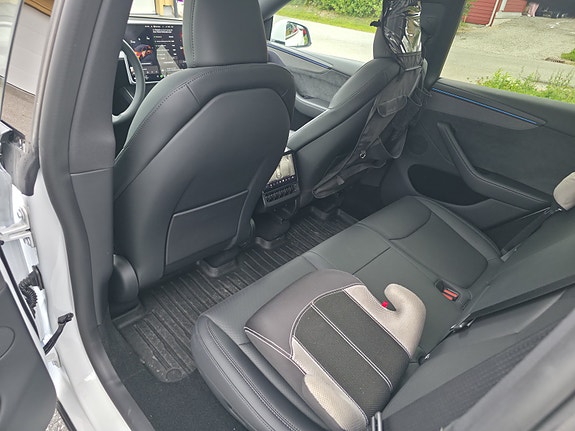 Tesla Model Y 9 of 21
