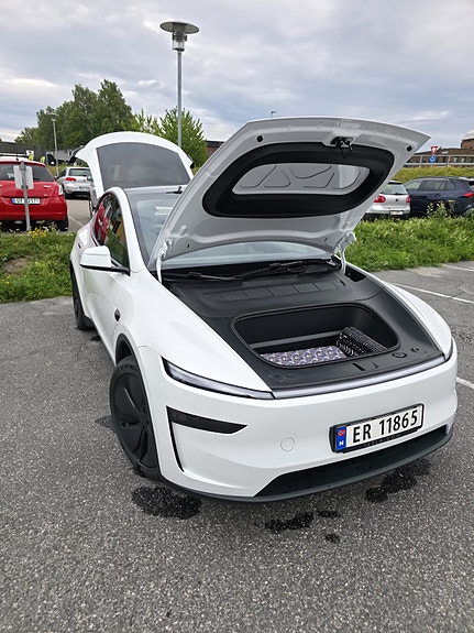 Tesla Model Y 16 of 21