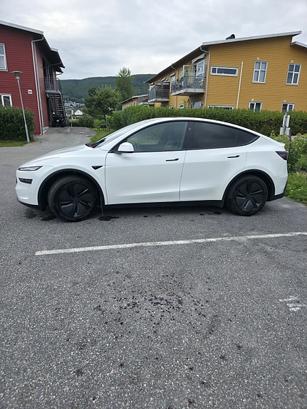 Tesla Model Y 3 of 21