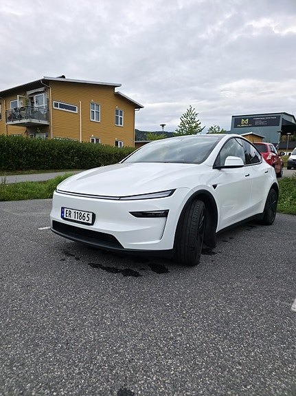 Tesla Model Y 2 of 21