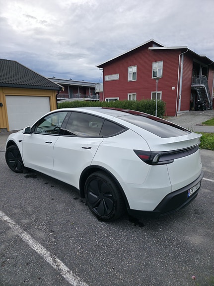 Tesla Model Y 4 of 21