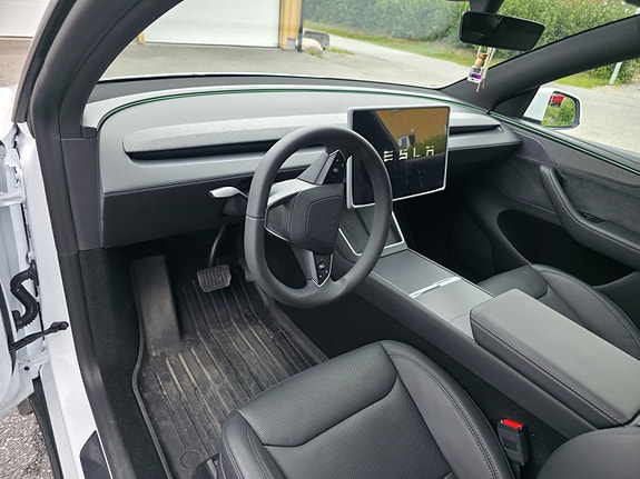 Tesla Model Y 8 of 21