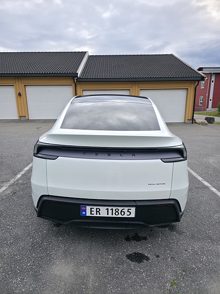 Tesla Model Y 6 of 21