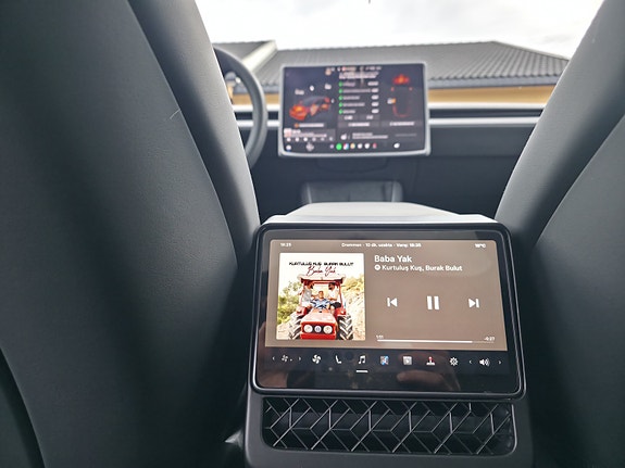 Tesla Model Y 12 of 21
