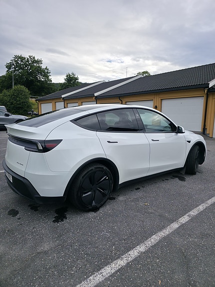Tesla Model Y 5 of 21