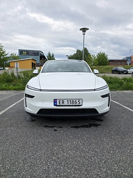 Tesla Model Y 7 of 21