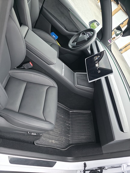 Tesla Model Y 15 of 21