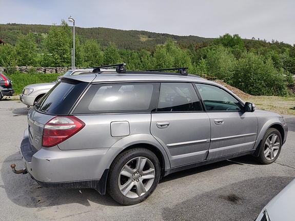 Subaru Legacy 2 of 5