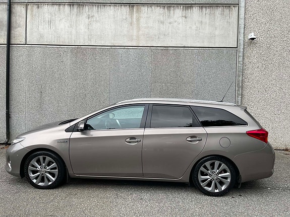 Toyota Auris 4 of 30