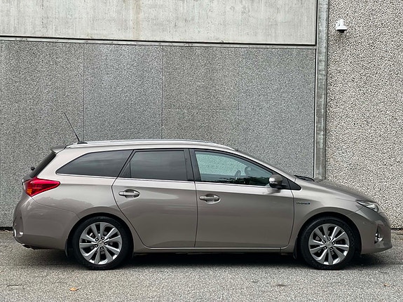 Toyota Auris 8 of 30