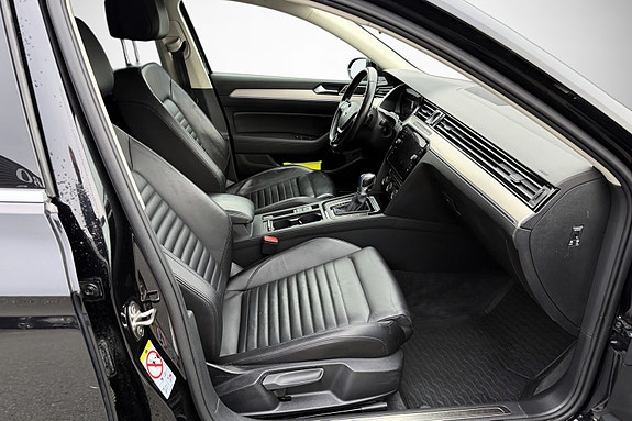 Volkswagen Passat 16 of 30